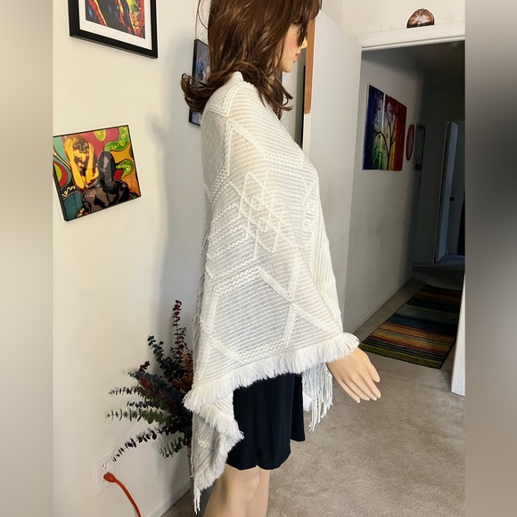 ๐
บNever used Mia & Tess Ivory/Cream Fringe Triangle Point Poncho Wrap One Size - Picture 4 of 12